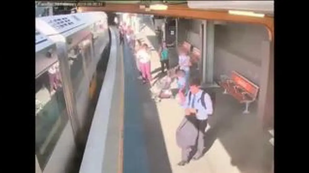 El pasado 19 de febrero un niño cayó a las vías cuando intentaba subir al tren por el hueco entre el vagón y el andén de la estación. Las imágenes fueron grabadas por las cámaras de seguridad de Sydney Trains.