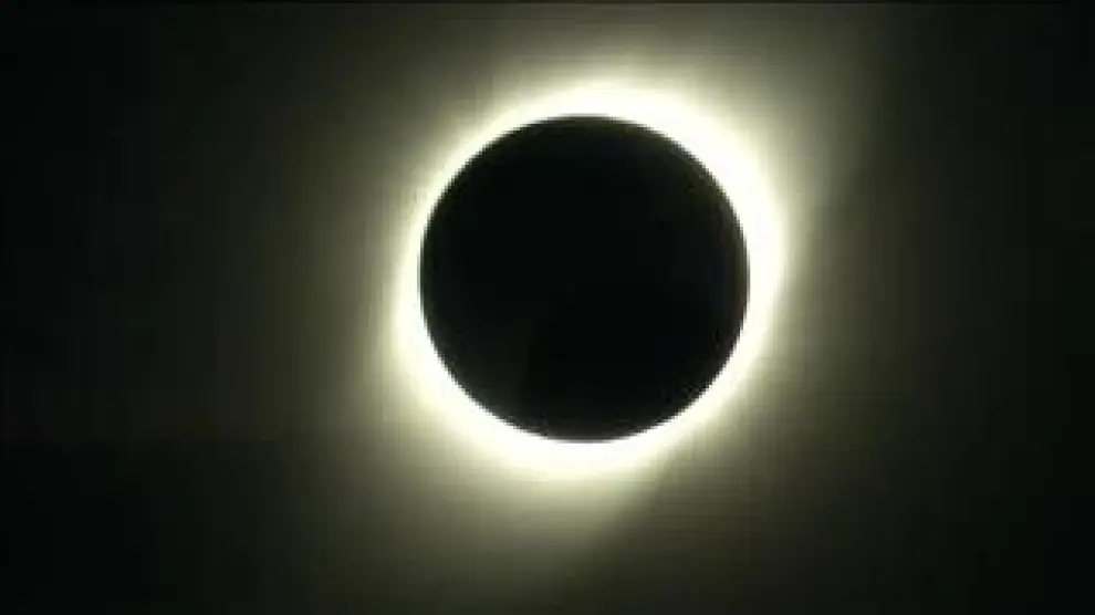Había máxima expectación en Chile por el eclipse solar total que ayer acaparó todas las miradas. Miles de turistas se concentraron en el desierto del norte del país para vivir una experiencia irrepetible para los aficionados de la astronomía. Un momento único en el que el día se convirtió en noche.