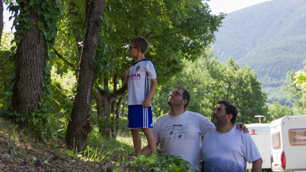 Andrés Hilario y José Antonio Soria, con su hijo, en un viaje familiar.