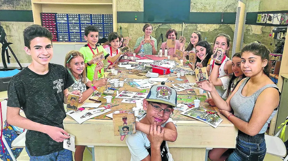 Los trece jóvenes mostraron el  sus creaciones en uno de los talleres de Rabalart.