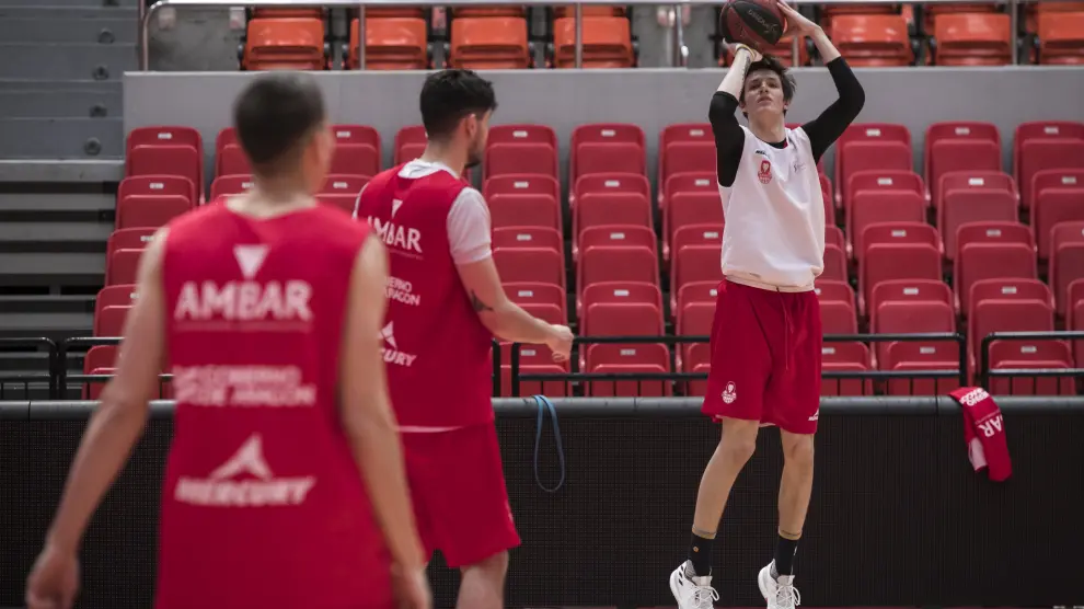 Vit Krejci lanza a canasta en un entrenamiento con el primer equipo del Basket Zaragoza.