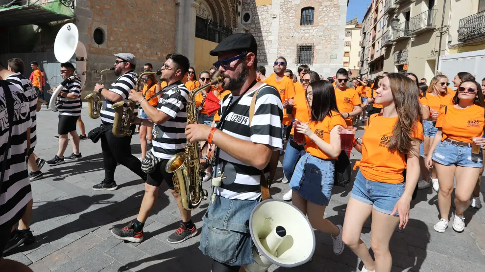 La charanga de la peña Nos An Soltao recorre las calles de Teruel el viernes de La Vaquilla.