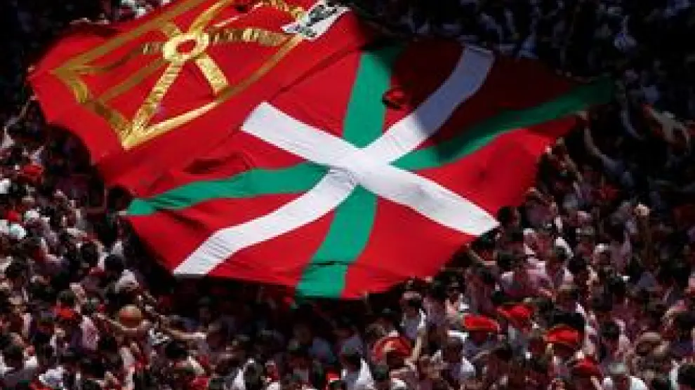 Agentes municipales se enfrentan a concejales de EH Bildu y Geroa Bai para que no exhiban una bandera de Euskadi en un balcón consistorial.