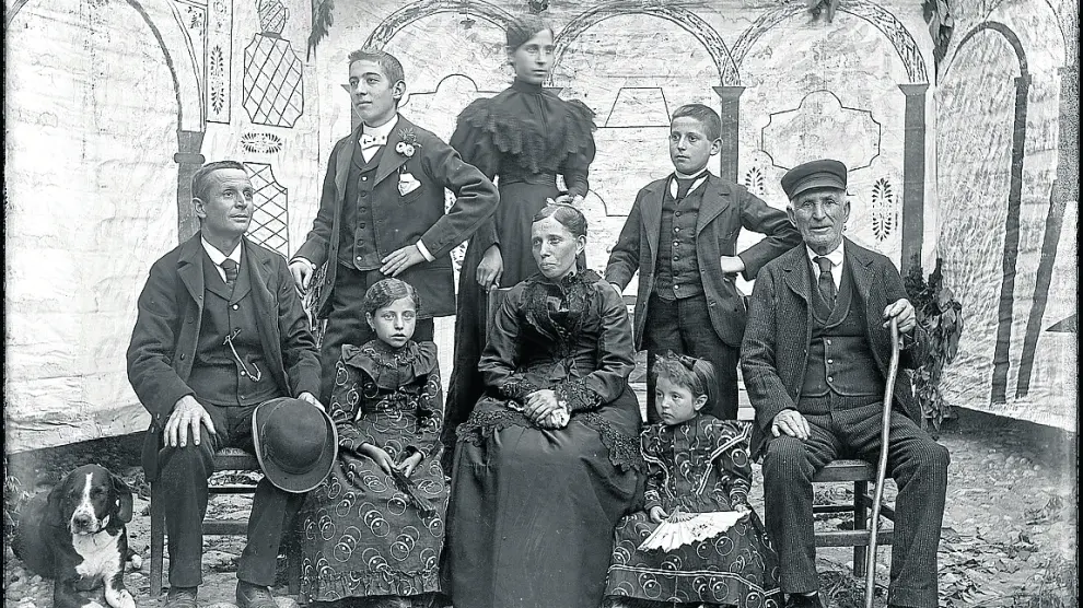 Imagen de la familia, en la que aparece el mismo Burrel y que probablemente se hizo hacia 1895.