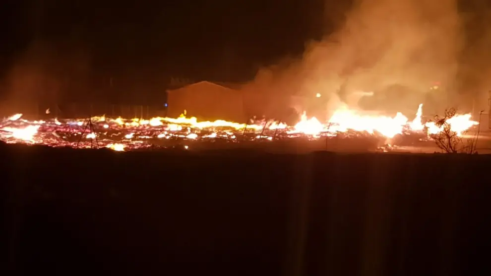 Aparatoso incendio cerca de la carretera de Logroño.