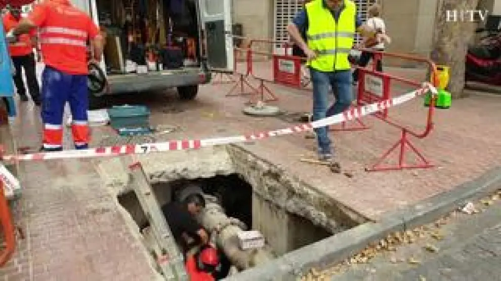 La reparación de una tubería en la calle de San Miguel de la capital aragonesa ha obligado a cortar el suministro de agua en varias calles de la zona. Según fuentes municipales el servicio se restablecerá este lunes por la mañana.