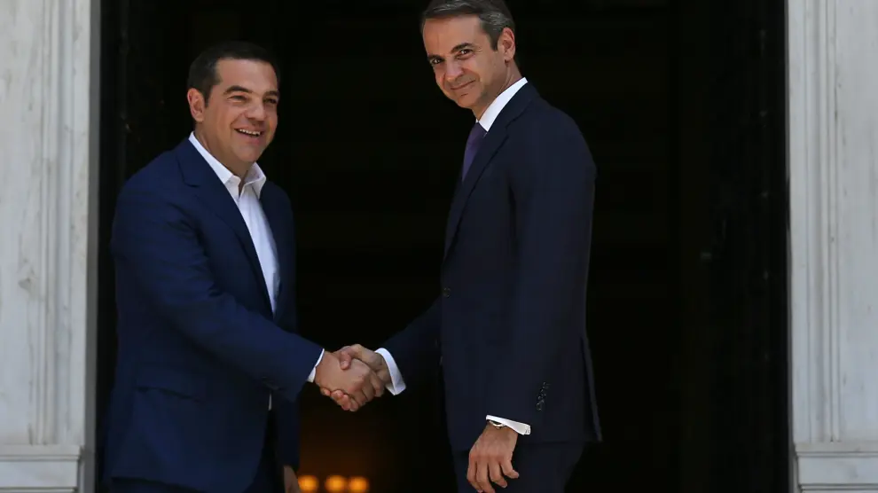 Newly-appointed Greek Prime Minister Kyriakos Mitsotakis shakes hands with outgoing Prime Minister Alexis Tsipras at the Maximos Mansion in Athens, Greece July 8, 2019. REUTERS/Costas Baltas [[[REUTERS VOCENTO]]] GREECE-ELECTION/PRESIDENT