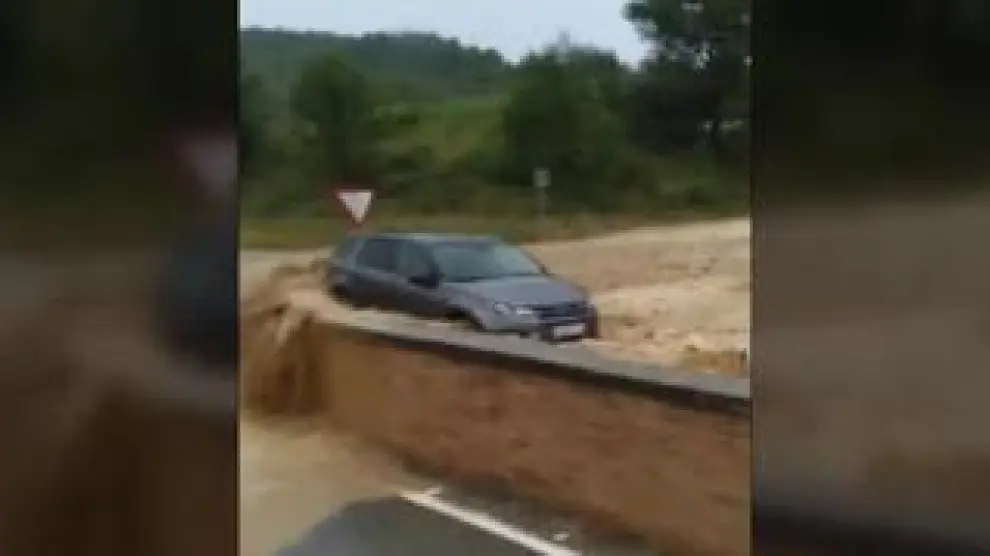 Las intensas precipitaciones desbordaron el río Sansoain. La riada reventó la nacional 121 y se llevó decenas de vehículos. Un joven que salió de su coche fue arrastrado por la corriente y hoy los bomberos han rescatado su cuerpo cerca de Moriones.