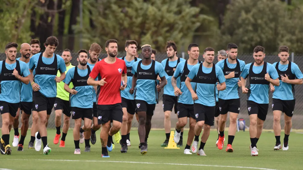 Los futbolistas de la SD Huesca, en la sesión matinal de este martes.