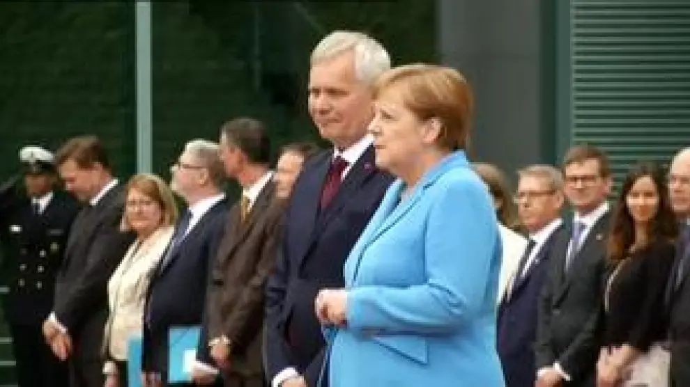 La canciller alemana, Angela Merkel, ha temblado durante la recepción del primer ministro finlandés, Antti Rinne. Merkel ha comenzado a temblar mientras sonaba el himno de Finlandia, y ha continuado así, sin poder controlar las sacudidas de su cuerpo, en el himno alemán.