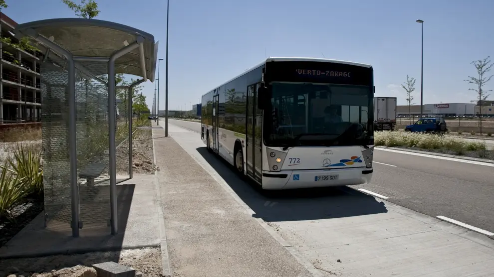 Imagen de archivo de un autobús de Plaza en una de las paradas habilitadas en el polígono logístico.