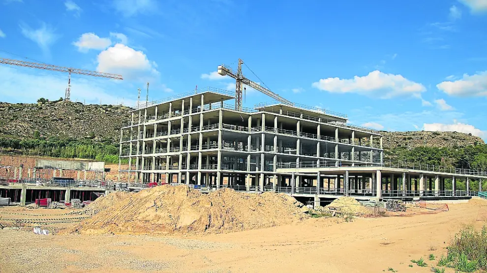 La construcción del hospital de Alcañiz se adjudicó en septiembre de 2017 y su  estructura se terminó hace meses,pero las obras continúan avanzando al ralentí.