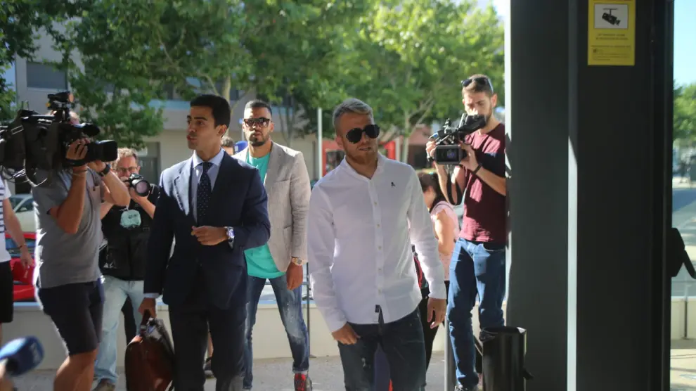 Samu, a su llegada al Palacio de Justicia con el abogado Juan Gonzalo Ospina y Charly.