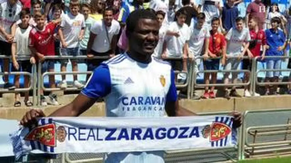 El centrocampista guineano lució por primera vez la camiseta del Real Zaragoza en su presentación.