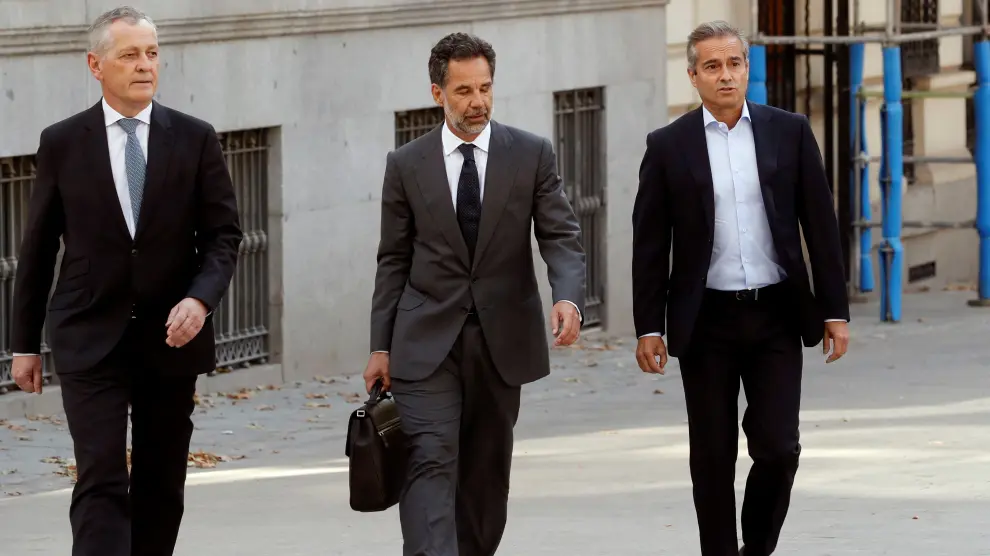 Ángel Cano (d) y Ricardo Gómez Barredo, acompañados del abogado José Bonilla.