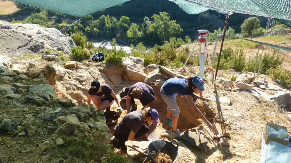 En las excavaciones participan estudiantes rusos y españoles.