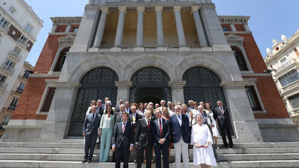 Fotografía de familia de los miembros del Real Patronato del Museo del Prado, en Madrid.