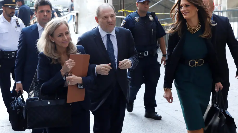 Film producer Harvey Weinstein and his legal team arrive at Manhattan Criminal Court for a hearing on hiring of new lawyers in his rape case in New York, U.S., July 11, 2019. REUTERS/Mike Segar [[[REUTERS VOCENTO]]] PEOPLE-HARVEY WEINSTEIN/