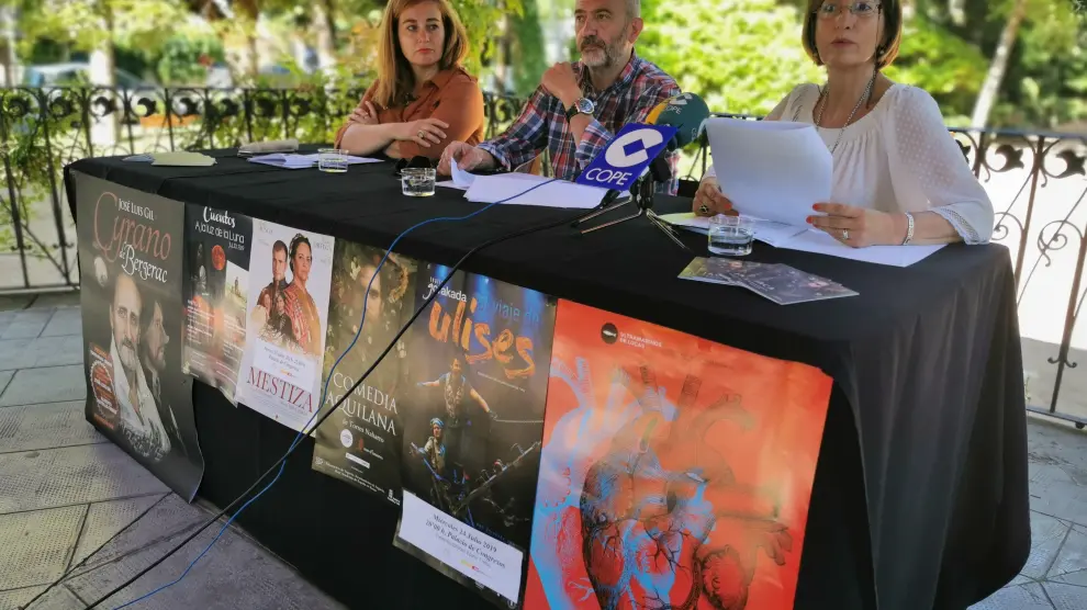 En la imagen, de izquierda a derecha, Olvido Moratinos, teniente alcalde del Ayto. de Jaca, Javier Acín, nuevo concejal de cultura y Teresa Lacasta, técnica de cultura.
