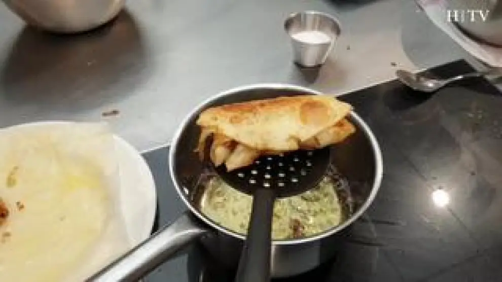 El verano es un buen momento para introducir a los niños en el mundo de la cocina. Para ello os proponemos una receta rollitos de primavera (masa incluida), que nos traen Miguel Marcén y Gael Muñoz, alumnos del curso 'Cocina para adolescentes' que imparte La Zarola.