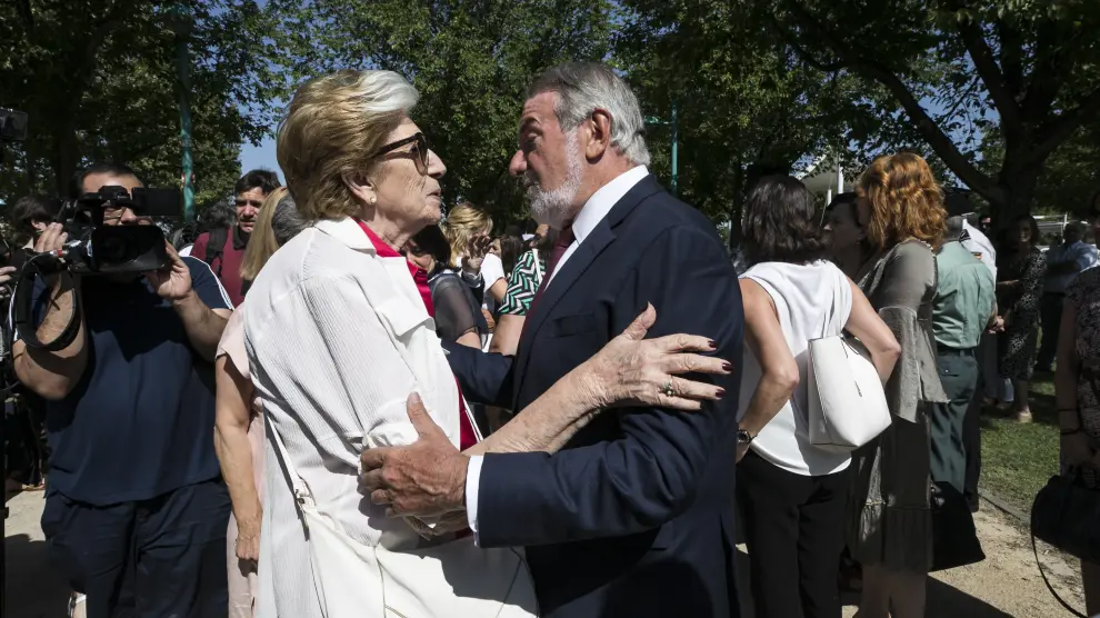 María del Mar Godoy recibe las condolencias de Jaime Mayor Oreja durante el acto.
