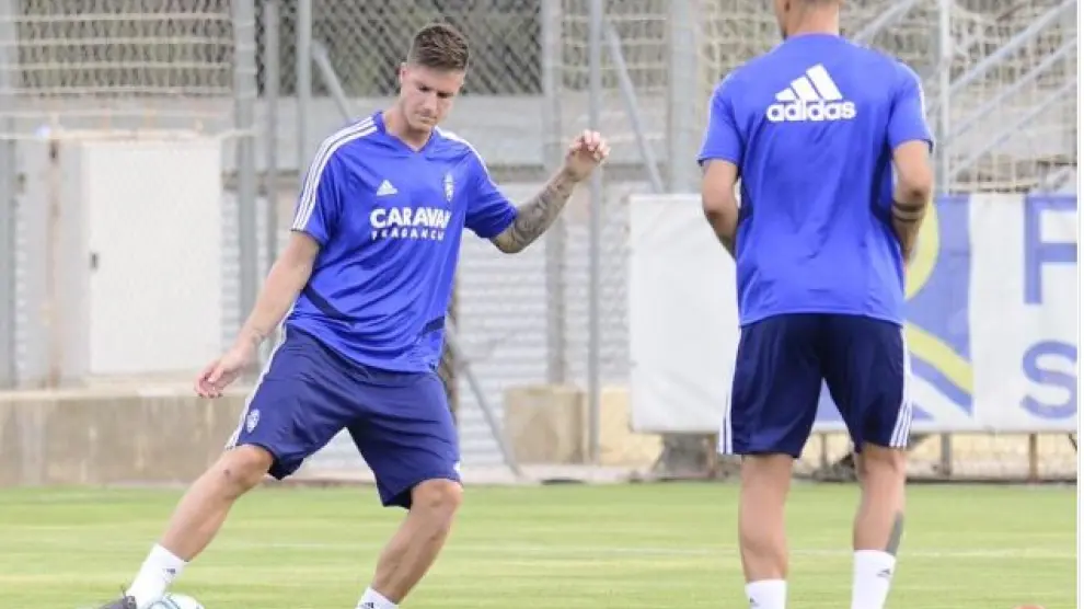 Carlos Vigaray controla el balón nada más incorporarse, sobre la marcha, al entrenamiento de la tarde de este viernes, una vez firmado su contrato con el Real Zaragoza tras ser fichado del Alavés.