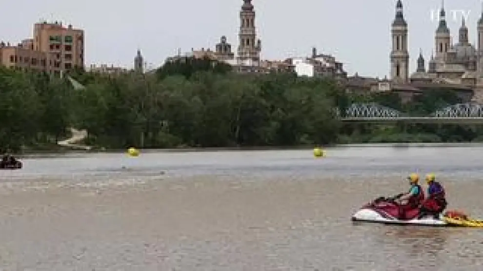 Este sábado se ha celebrado una nueva edición, la octava ya, del descenso a nado por el río Ebro a su paso por la capital aragonesa. En esta ocasión han participado 16 nadadores divididos en dos categorías.