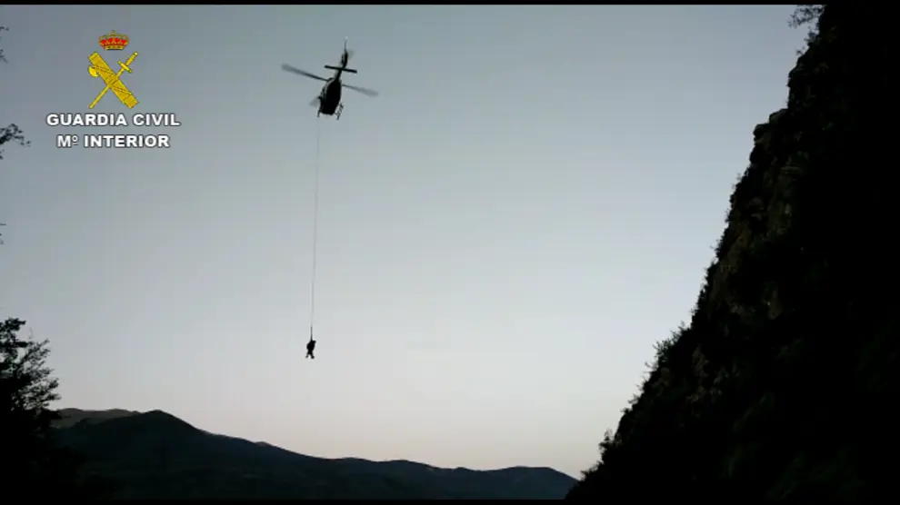 Imagen del rescate en helicóptero del montañero.