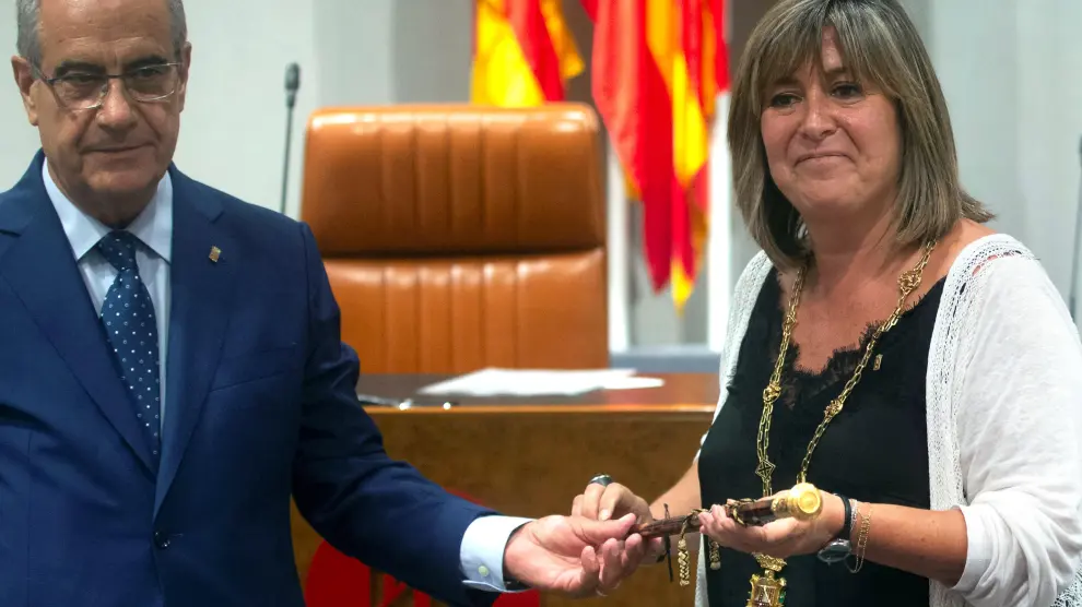 La alcaldesa de L'Hospitalet de Llobregat, Núria Marín, recibe la vara de mando del diputado provincial, Celestino Corbacho durante el acto de constitución de la Diputación de Barcelona