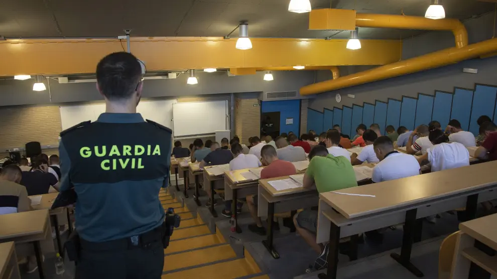 Un guardia civil supervisando una de las pruebas en Calatayud, con 1.500 aspirantes.