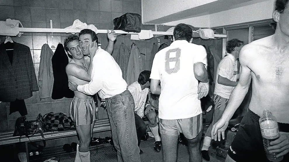 Con Belsué, tras el partido contra el Murcia que les mantuvo enPrimera en 1991.