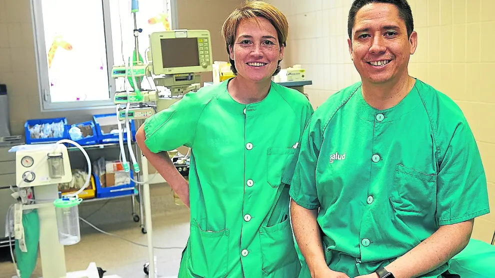 Ainara González Esgueda y Paolo Bragagnini, cirujanos becados por Aspanoa.