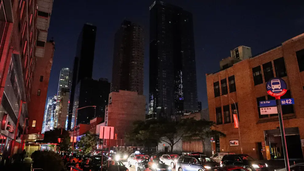 A residential building light out near Times Square area, as a blackout affects buildings and traffic during widespread power outages in the Manhattan borough of New York, U.S, July 13, 2019. REUTERS/Jeenah Moon [[[REUTERS VOCENTO]]] NEW YORK-OUTAGES/
