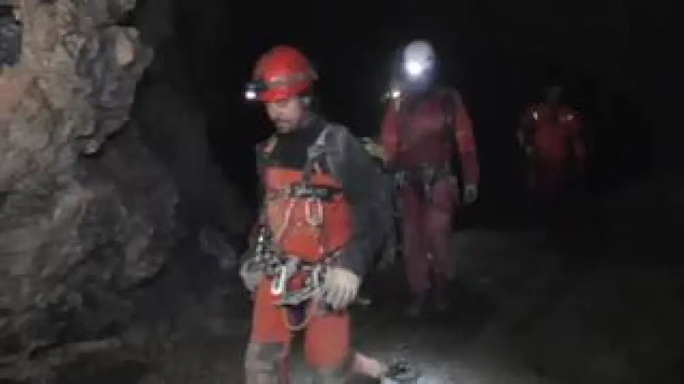El dispositivo de comunicación está a punto para trasladar al exterior cualquier novedad en la cueva. Han pasado más de 48 horas y por fin las han localizado a salvo y muy cansadas.