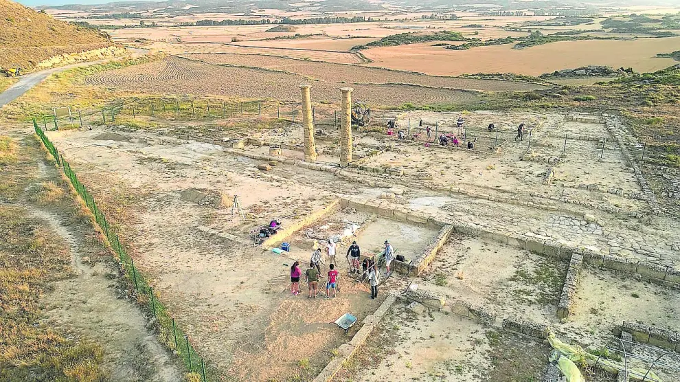 Panorámica de la zona de excavación, con los distintos participantes en la obra trabajando para descubrir nuevos yacimientos de la Antigua Roma.
