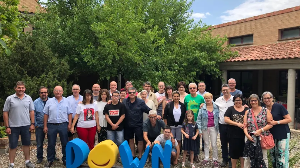 Empresarios y miembros de Down Huesca ayer en La Sabina de Fonz.