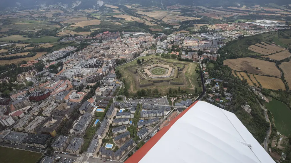 Vista aérea de Jaca, con la Ciudadela en el centro, junto al ala de la avioneta pilotada por Luis Ferreira.