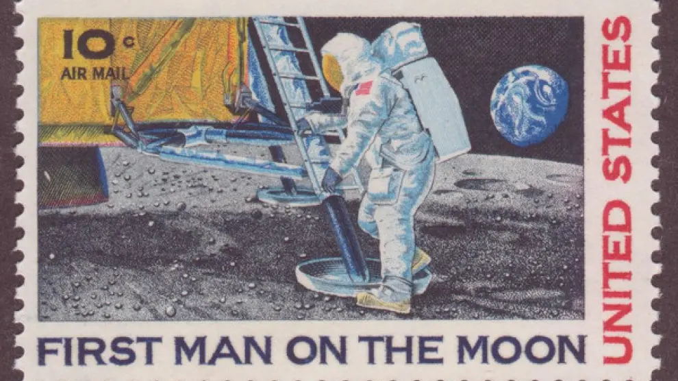 Sello de 10 centavos de dólar conocido como 'First man in the Moon'