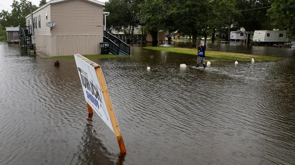 Eliot Sylve walks through flood waters back to his raised home during Hurricane Barry in Plaquemines Parish, Louisiana, U.S. July 14, 2019.  REUTERS/Jonathan Bachman [[[REUTERS VOCENTO]]] STORM-BARRY/
