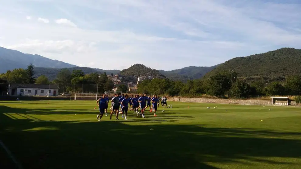 Los jugadores del Real Zaragoza, en la tarde de este martes en su primera presencia en el campo de Villaboya de Boltaña (Huesca).