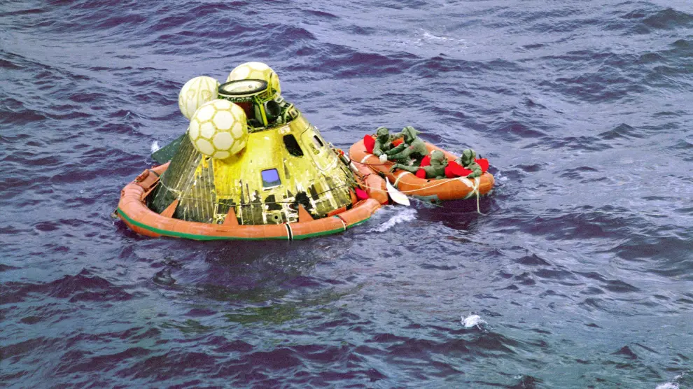 FFM101. AT SEA (), 17/07/2019.- A handout photo made available by the National Aeronautics and Space Administration (NASA) shows the members of the 'Apollo 11' crew wait for pickup by a helicopter from the 'USS Hornet', the prime recovery ship for the historic lunar landing mission at sea on 24 July 1969 (issued 17 July 2019). The fourth man in the life raft is a U.S. Navy underwater demolition team swimmer. All four men are wearing biological isolation garments.The year 2019 marks the 50th anniversary of the first moon landing, an event seen as the peak of the United States' space program of the 1960s which put an end to the so-called 'Race to Space' between the Cold War rivals the US and the Soviet Union, that once was triggered by the USSR's 04 October 1957 launch of the 'Sputnik 1' satellite. NASA astronaut Neil Armstrong made history when he stepped out of the Apollo 11's 'Eagle' landing module on 21 July 1969 and left the first human footprints on the moon. EFE/EPA/NASA HANDOUT E