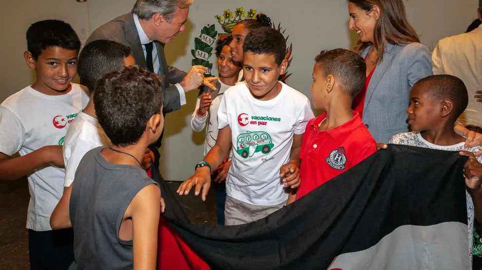 El alcalde de Zaragoza, Jorge Azcón, charla con varios de los niños llegados a la capital