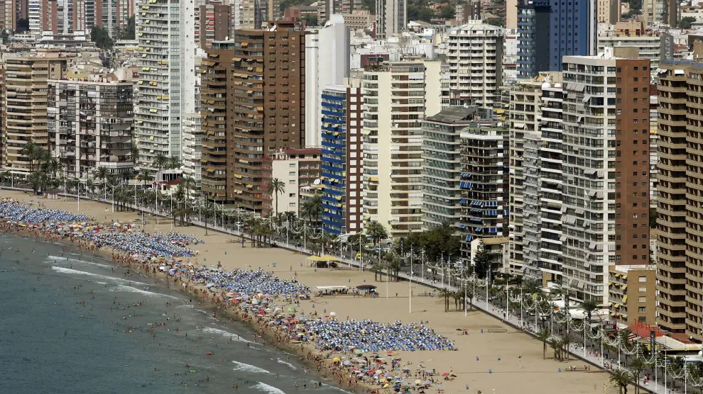 (FILES) A file picture taken on August 31, 2007 shows a general view of Benidorm on Spain's Costa del Sol. Greenpeace accused Spain on August 8, 2013 of overdeveloping its coastline and warned the problem will only get worse due to a new law which it said makes it easier for new projects close to the shore to get approval. The amount of land within 500 metres of Spain's sunny Mediterranean coast which is built up jumped by 24 percent between 1987 and 2005 to 32,868 hectares as former fishing villages were swallowed up by tourist developments, Greenpeace said in a report presented. The report predicted that Spain's Mediterranean coastline could be "completely built up" in 124 years if current trends continue.  AFP PHOTO / JOSE JORDAN SPAIN-ENVIRONMENT-GREENPEACE-TOURISM-FILES