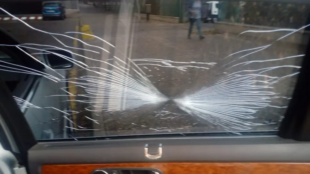 Estado en el quedó el cristal de la ventanilla del coche oficial de Olona por el golpe de un cencerro