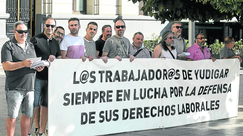 El comité de empresa de HMY llevó sus reivindicaciones este viernes a la plaza de España de Zaragoza.