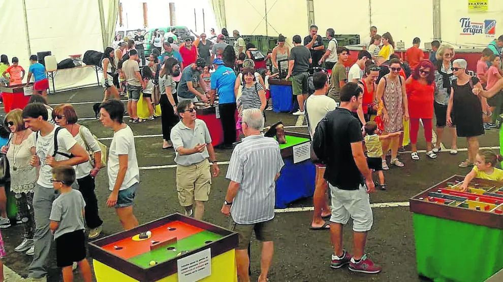 Los juegos tradicionales en la carpa atrajeron a mayores y pequeños este sábado en Canfranc.