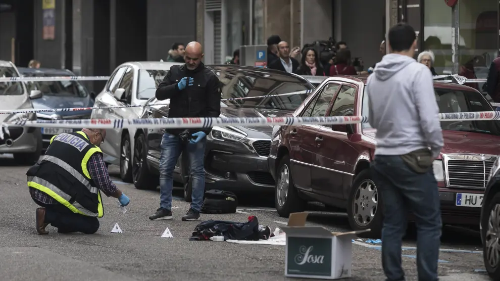 La Policía Científica, cuando tomaba pruebas en la calle de Lacarra de Zaragoza, donde ocurrieron los hechos el 19 de mayo.
