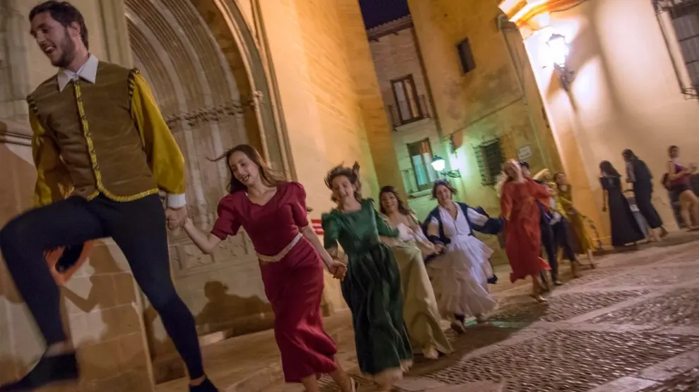 Baile delante de la catedral de Huesca durante una de las rutas teatralizadas.