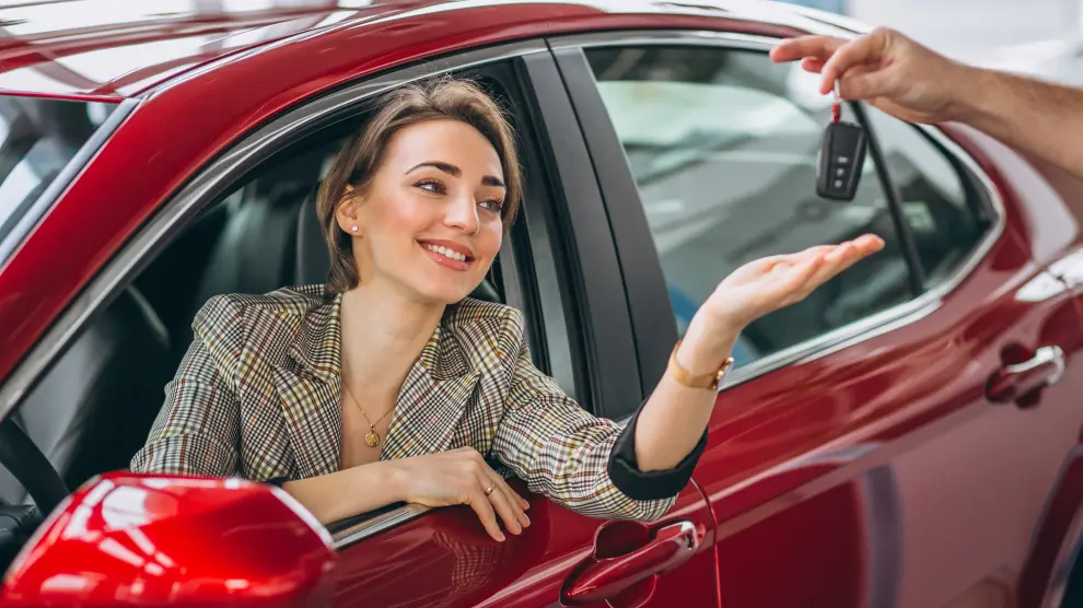 Una mujer recibe las llaves de su vehículo