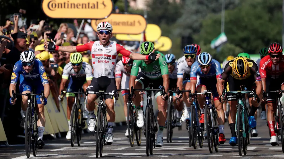 Nimes (France), 23/07/2019.- Australia's Caleb Ewan (3-L) of Lotto Soudal team celebrates winning the 16th stage of the 106th edition of the Tour de France cycling race over 177km around Nimes, France, 23 July 2019. (Ciclismo, Francia) EFE/EPA/GUILLAUME HORCAJUELO Tour de France 2019 - 16th stage